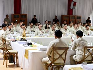 Potret Anggota Kabinet Kompak Pakai Seragam Safari di Retreat Magelang