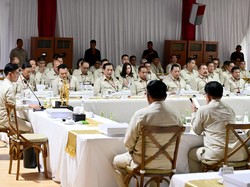 Potret Anggota Kabinet Kompak Pakai Seragam Safari di Retreat Magelang