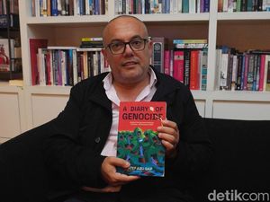 Atef Abu Saif Ceritakan Pembantaian Warga Palestina dalam A Diary of Genocide Atef Abu Saif Ceritakan Pembantaian Warga Palestina dalam A Diary of Genocide