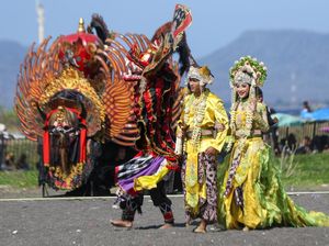 Peragaan Gaun Pengantin Khas Banyuwangi Ramaikan Festival Gandrung Sewu