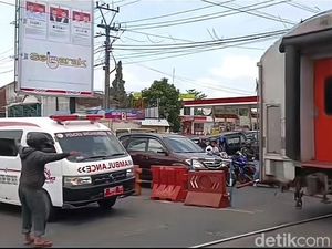 Aksi Kang Ojek Setop Ambulans yang Mau Terobos Palang Lintas KA