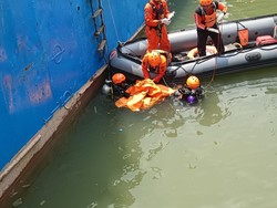 Seorang Pria Ditemukan Tewas Tenggelam di Dermaga Kalimas Surabaya