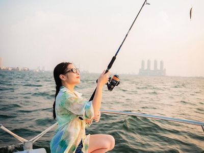 Gaya Prilly Latuconsina Mancing di Laut Jakarta