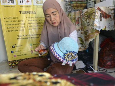 Mengintip Produksi Kerajinan Souvenir Khas Lampung