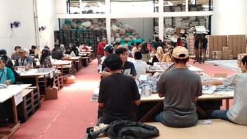 Surat Suara Jakarta Barat: Perlombaan Lipat dan Sortir 1,9 Juta Lembar dalam Hitungan Hari