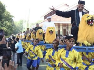 Saat 220 Sisingaan Khas Subang Pecahkan Rekor MURI Saat 220 Sisingaan Khas Subang Pecahkan Rekor MURI