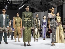 Pesona Songket Pewarnaan Alami dari Temma Prasetyo dan Maya Ratih di JFW 2025