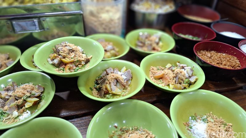 Slurrp! Nikmatnya Soto Ceker Ranjau Legendaris Racikan Pak Gendut