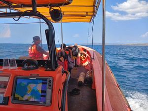 Sehari Tak Pulang Melaut, Nelayan Sumbawa Ditemukan Terapung di Tengah Laut Sehari Tak Pulang Melaut, Nelayan Sumbawa Ditemukan Terapung di Tengah Laut