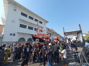 Kemeriahan Tradisi Nadran Tiga Kampung Nelayan di Cirebon Kemeriahan Tradisi Nadran Tiga Kampung Nelayan di Cirebon