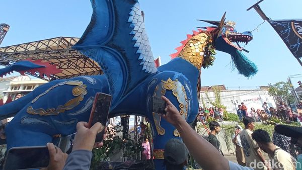 Potret Kemeriahan Arak-arakan Nadran 3 Kampung Nelayan di Cirebon