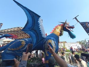 Potret Kemeriahan Arak-arakan Nadran 3 Kampung Nelayan di Cirebon