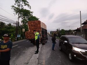 Brakk! Truk Muatan Kayu Tabrak Separator di Jalan Jogja-Wates Gamping