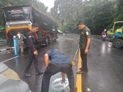 Truk Tabrak Bus di Puncak Bogor, 2 Orang Luka-luka