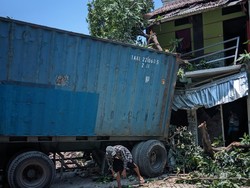 Brakkk! Truk Diduga Rem Blong Tabrak Rumah di Pantura Lamongan