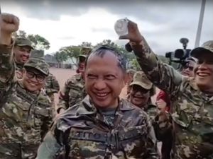 Video Mendagri Tito Kena Siram di Hari Ulang Tahun Video Mendagri Tito Kena Siram di Hari Ulang Tahun