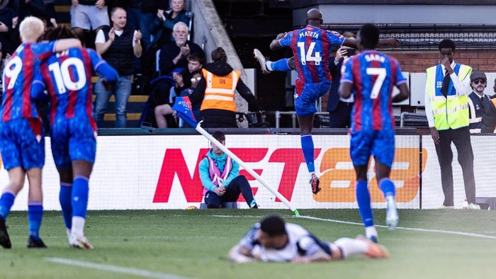 LONDON, ENGLAND - OCTOBER 27: Crystal Palaces Jean-Philippe Mateta (2nd right) celebrates scoring his sides first goal during the Premier League match between Crystal Palace FC and Tottenham Hotspur FC at Selhurst Park on October 27, 2024 in London, England. (Photo by Andrew Kearns - CameraSport via Getty Images)