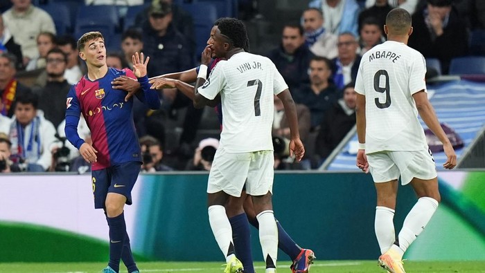 MADRID, SPAIN - OCTOBER 26: Gavi of FC Barcelona and Vinicius Junior of Real Madrid clash during the LaLiga match between Real Madrid CF and FC Barcelona at Estadio Santiago Bernabeu on October 26, 2024 in Madrid, Spain. (Photo by Angel Martinez/Getty Images)