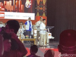 RK-Dharma-Pramono Maju ke Podium Jelang Segmen Akhir Debat Cawagub, Ada Apa?