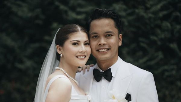 8 Foto Pernikahan Anthony Ginting & Mitzi Abigail, Elegan Dengan Nuansa Putih