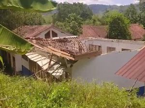 Bangunan Lab Komputer SMPN 3 Tanggeung Cianjur Ambruk