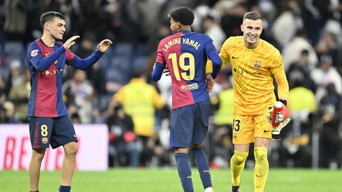 MADRID, SPAIN - OCTOBER 26: Pedri (L), Lamine Yamal (C) and Ignacio Pena (R) of Barcelona celebrate after LaLiga match between Real Madrid and Barcelona at Santiago Bernabeu in Madrid, Spain on October 26, 2024. (Photo by Burak Akbulut/Anadolu via Getty Images)