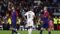 Kylian Mbappe turun sebagai starter Real Madrid. Penyerang Prancis dipasangkan bersama Vinicius Junior di lini serang Los Blancos. Mbappe cukup kesulitan menembus garis pertahanan tinggi Barcelona. Dia beberapa kali bahkan terperangkap jebakan offside lawan.