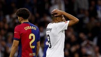Salah satu offside yang menyesakkan bagi Mbappe terjadi pada menit ke-29. Golnya dianulir Video Assistant Referee (VAR) karena dirinya sudah dalam posisi offside saat menerima umpan terobosan Lucas Vazquez.