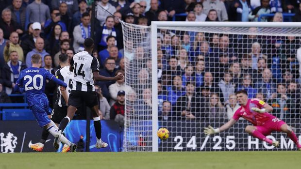 Soccer Football - Premier League - Chelsea v Newcastle United - Stamford Bridge, London, Britain - October 27, 2024 Chelsea's Cole Palmer scores their second goal Action Images via Reuters/Andrew Couldridge EDITORIAL USE ONLY. NO USE WITH UNAUTHORIZED AUDIO, VIDEO, DATA, FIXTURE LISTS, CLUB/LEAGUE LOGOS OR 'LIVE' SERVICES. ONLINE IN-MATCH USE LIMITED TO 120 IMAGES, NO VIDEO EMULATION. NO USE IN BETTING, GAMES OR SINGLE CLUB/LEAGUE/PLAYER PUBLICATIONS. PLEASE CONTACT YOUR ACCOUNT REPRESENTATIVE FOR FURTHER DETAILS..