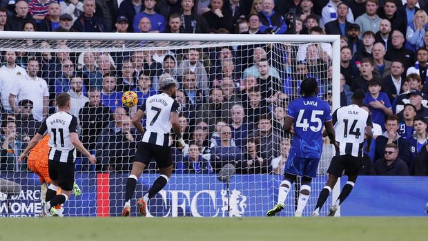 Soccer Football - Premier League - Chelsea v Newcastle United - Stamford Bridge, London, Britain - October 27, 2024 Newcastle United's Alexander Isak scores their first goal Action Images via Reuters/Andrew Couldridge EDITORIAL USE ONLY. NO USE WITH UNAUTHORIZED AUDIO, VIDEO, DATA, FIXTURE LISTS, CLUB/LEAGUE LOGOS OR 'LIVE' SERVICES. ONLINE IN-MATCH USE LIMITED TO 120 IMAGES, NO VIDEO EMULATION. NO USE IN BETTING, GAMES OR SINGLE CLUB/LEAGUE/PLAYER PUBLICATIONS. PLEASE CONTACT YOUR ACCOUNT REPRESENTATIVE FOR FURTHER DETAILS..