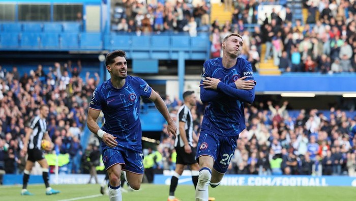 Soccer Football - Premier League - Chelsea v Newcastle United - Stamford Bridge, London, Britain - October 27, 2024 Chelseas Cole Palmer celebrates scoring their second goal REUTERS/Isabel Infantes EDITORIAL USE ONLY. NO USE WITH UNAUTHORIZED AUDIO, VIDEO, DATA, FIXTURE LISTS, CLUB/LEAGUE LOGOS OR LIVE SERVICES. ONLINE IN-MATCH USE LIMITED TO 120 IMAGES, NO VIDEO EMULATION. NO USE IN BETTING, GAMES OR SINGLE CLUB/LEAGUE/PLAYER PUBLICATIONS. PLEASE CONTACT YOUR ACCOUNT REPRESENTATIVE FOR FURTHER DETAILS..