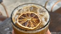 Coffee Shop ala Rumah Joglo Ini Punya Kopi Lemon yang Segar