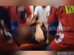 Damkar Evakuasi Pria Bobot 250 Kg di Matraman Jaktim dari RS ke Rumah