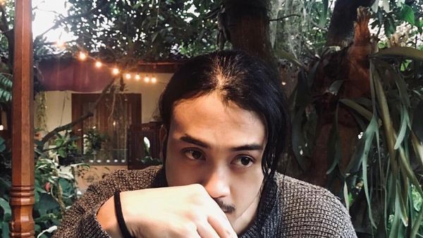 Ini Pose Keren Dimas Andrean saat Menikmati Kopi Favorit