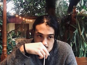 Ini Pose Keren Dimas Andrean saat Menikmati Kopi Favorit