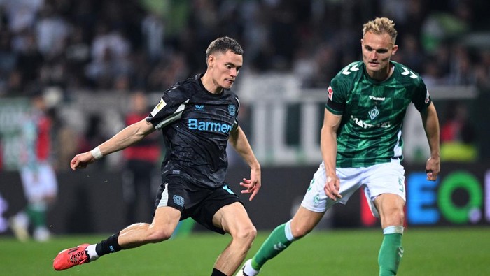 BREMEN, GERMANY - OCTOBER 26: Florian Wirtz of Bayer 04 Leverkusen shoots under pressure from Amos Pieper of Werder Bremen during the Bundesliga match between SV Werder Bremen and Bayer 04 Leverkusen at Weserstadion on October 26, 2024 in Bremen, Germany. (Photo by Stuart Franklin/Getty Images)