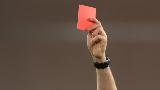 MONACO, MONACO - OCTOBER 18: The Referee Eric Wattellier shows a red card to Jordan Teze of AS Monaco following a reckless challenge on Gabriel Gudmundsson of LOSC Lille during the Ligue 1 match between AS Monaco FC and LOSC Lille at Stade Louis II on October 18, 2024 in Monaco, Monaco. (Photo by Jonathan Moscrop/Getty Images)