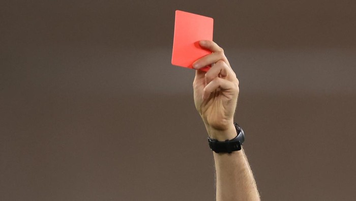 Ilustrasi Kartu Merah, Ilustrasi Red Card MONACO, MONACO - OCTOBER 18: The Referee Eric Wattellier shows a red card to Jordan Teze of AS Monaco following a reckless challenge on Gabriel Gudmundsson of LOSC Lille during the Ligue 1 match between AS Monaco FC and LOSC Lille at Stade Louis II on October 18, 2024 in Monaco, Monaco. (Photo by Jonathan Moscrop/Getty Images)