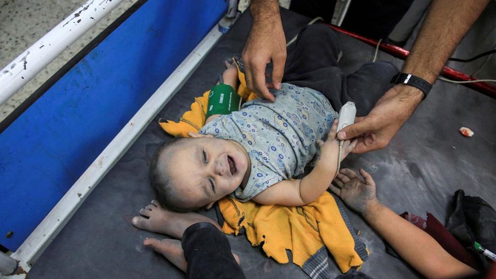 Penuh Debu, Bayi Korban Serangan Israel Dibawa ke RS Al-Ahli Gaza Penuh Debu, Bayi Korban Serangan Israel Dibawa ke RS Al-Ahli Gaza