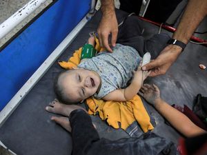 Penuh Debu, Bayi Korban Serangan Israel Dibawa ke RS Al-Ahli Gaza Penuh Debu, Bayi Korban Serangan Israel Dibawa ke RS Al-Ahli Gaza
