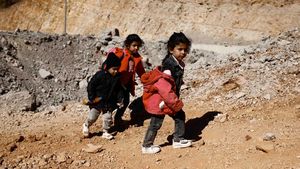 Anak-anak Lebanon Mengungsi ke Suriah dengan Berjalan Kaki