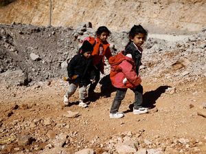 Anak-anak Lebanon Mengungsi ke Suriah dengan Berjalan Kaki Anak-anak Lebanon Mengungsi ke Suriah dengan Berjalan Kaki