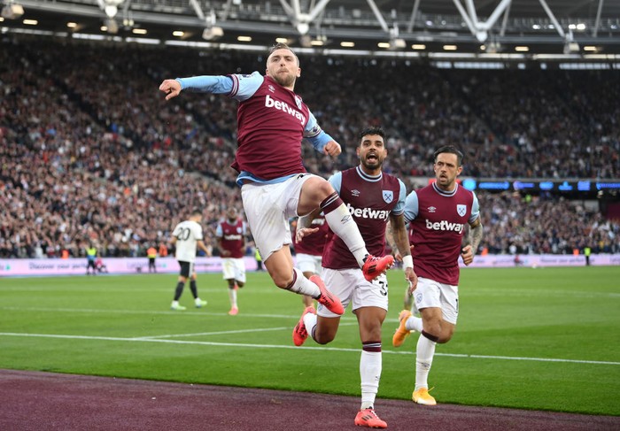 LONDON, ENGLAND - OCTOBER 27: Jarrod Bowen of West Ham United celebrates scoring his team's second goal from a penalty kick during the Premier League match between West Ham United FC and Manchester United FC at London Stadium on October 27, 2024 in London, England. (Photo by Justin Setterfield/Getty Images)