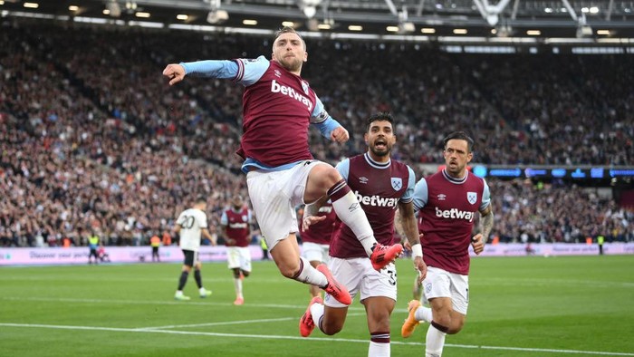 LONDON, ENGLAND - OCTOBER 27: Jarrod Bowen of West Ham United celebrates scoring his teams second goal from a penalty kick during the Premier League match between West Ham United FC and Manchester United FC at London Stadium on October 27, 2024 in London, England. (Photo by Justin Setterfield/Getty Images)