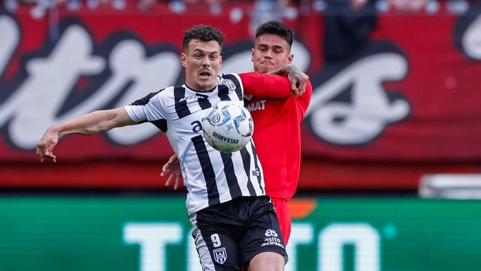 Enschede, Netherlands - October 27: Jizz Hornkamp of Heracles and Mees Hilgers of FC Twente battle for the ball during the Eredivisie match between FC Twente 65 and Heracles Almelo at De Grolsch Veste on October 27, 2024 in Enschede, Netherlands. (Photo by Marcel ter Bals/DeFodi Images/DeFodi via Getty Images)