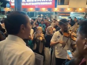 Video: Momen Jokowi Disumbang Lagu Oleh Musisi Jalanan saat Malmingan di Solo