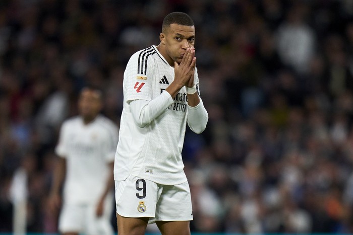 MADRID, SPAIN - OCTOBER 26: Kylian Mbappe of Real Madrid CF reacts to a missed chance during the LaLiga match between Real Madrid CF and FC Barcelona at Estadio Santiago Bernabeu on October 26, 2024 in Madrid, Spain. (Photo by Diego Souto/Getty Images)