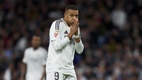 Kylian Mbappe kembali berada di kubu yang kalah dalam pertemuan keempat dengan timnya Lamine Yamal. Real Madrid (Mbappe) kalah dari Barcelona (Yamal) dengan skor 0-4 di LaLiga pada Oktober 2024. Yamal 3, Mbappe 1. Foto: Getty Images/Diego Souto