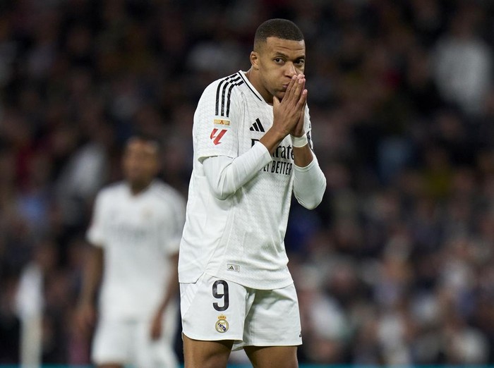 MADRID, SPAIN - OCTOBER 26: Kylian Mbappe of Real Madrid CF reacts to a missed chance during the LaLiga match between Real Madrid CF and FC Barcelona at Estadio Santiago Bernabeu on October 26, 2024 in Madrid, Spain. (Photo by Diego Souto/Getty Images)
