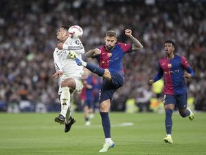 Fans Madrid dan Barca Berbaur Nobar El Clasico Fans Madrid dan Barca Berbaur Nobar El Clasico